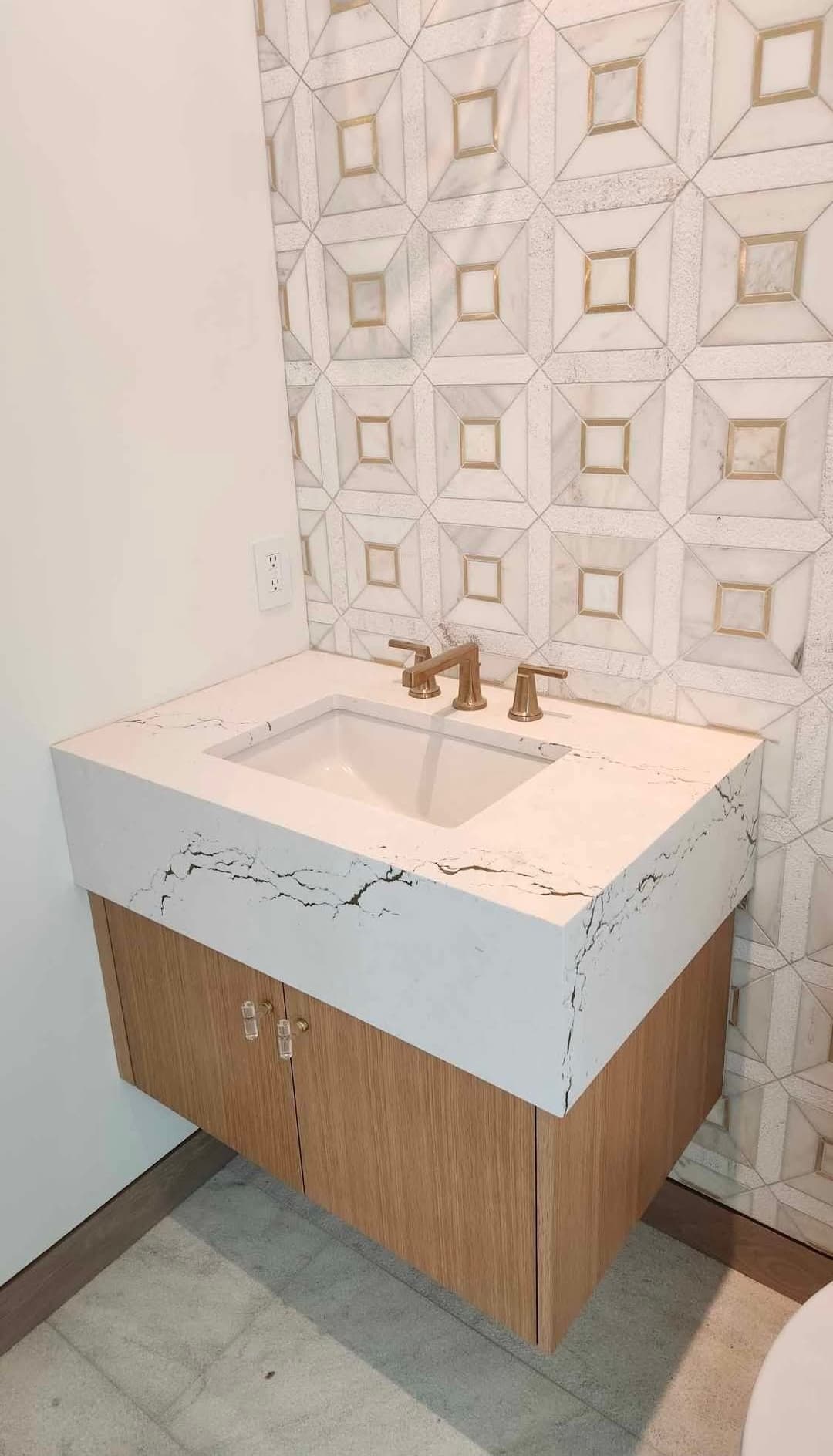 Calacatta vanity with geometric tile