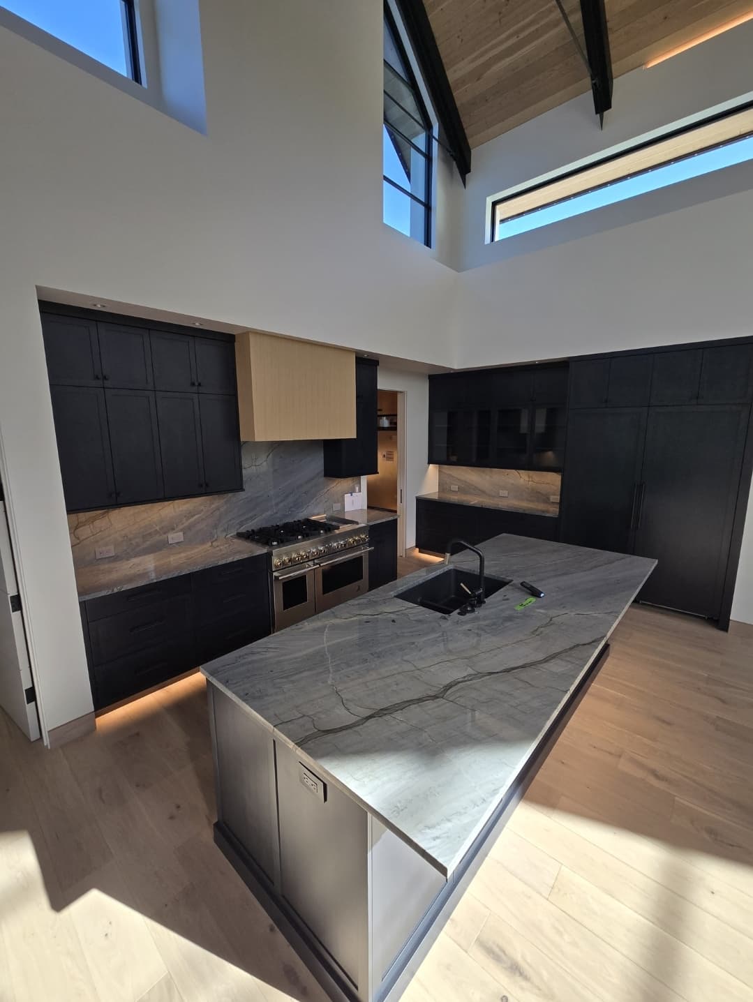 High-ceiling kitchen with gray quartzite
